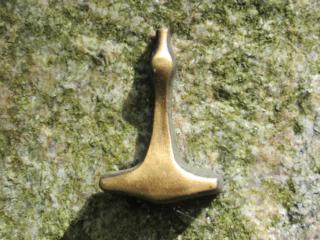 Hochsteine | Metallschriften in Bronze als Zugschriften | Metallornamente in Bronze
