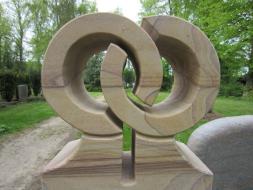 Hochsteine | Metallschriften in Bronze als Einzelbuchstaben | Steinornamente plastisch