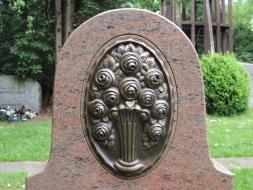 Hochsteine | Steinschriften vertieft gestrahlt | Metallornamente in Bronze